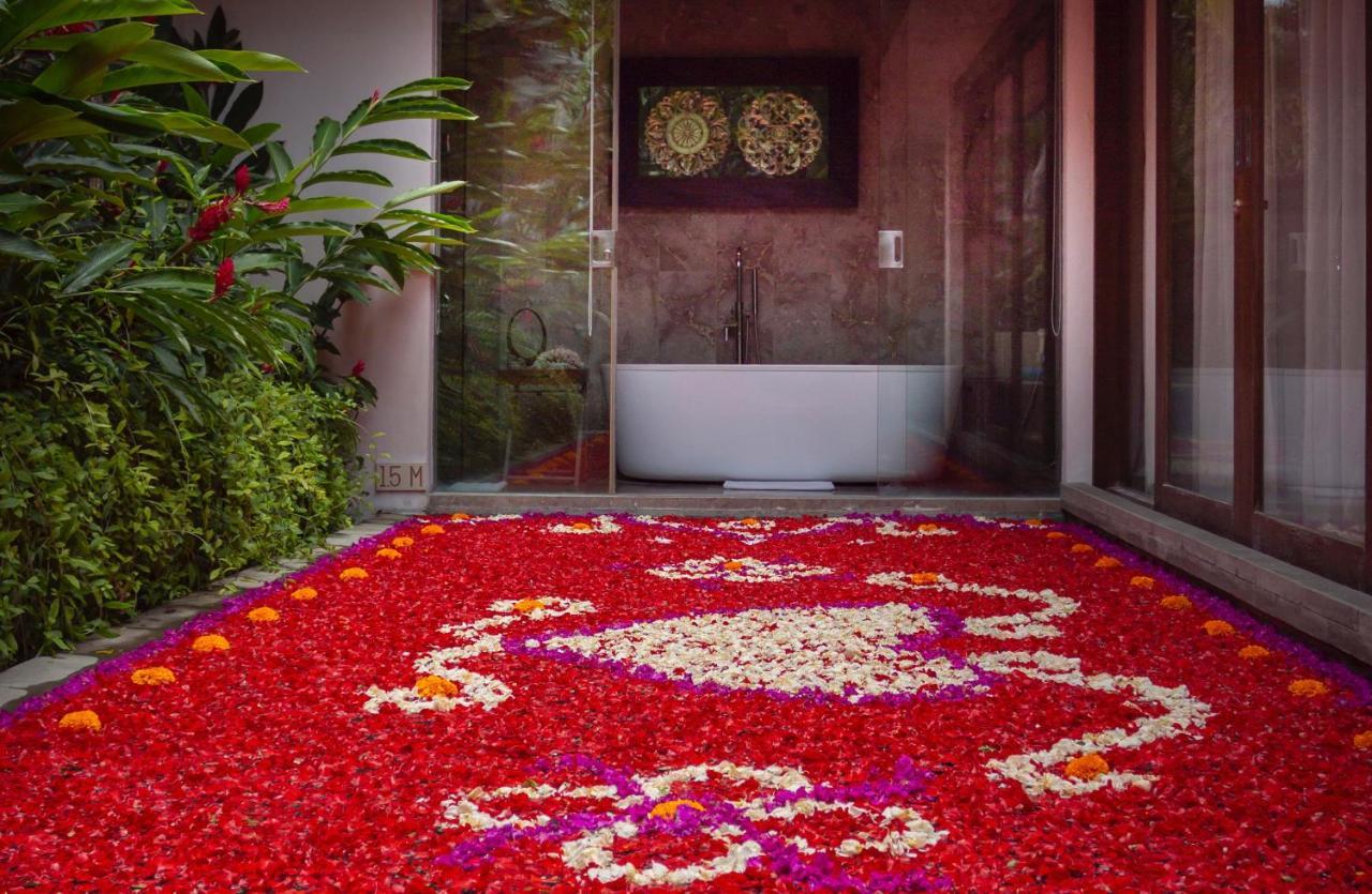 منتجع غويا البوتيكي أوبود المظهر الخارجي الصورة A flower carpet in front of a bathroom