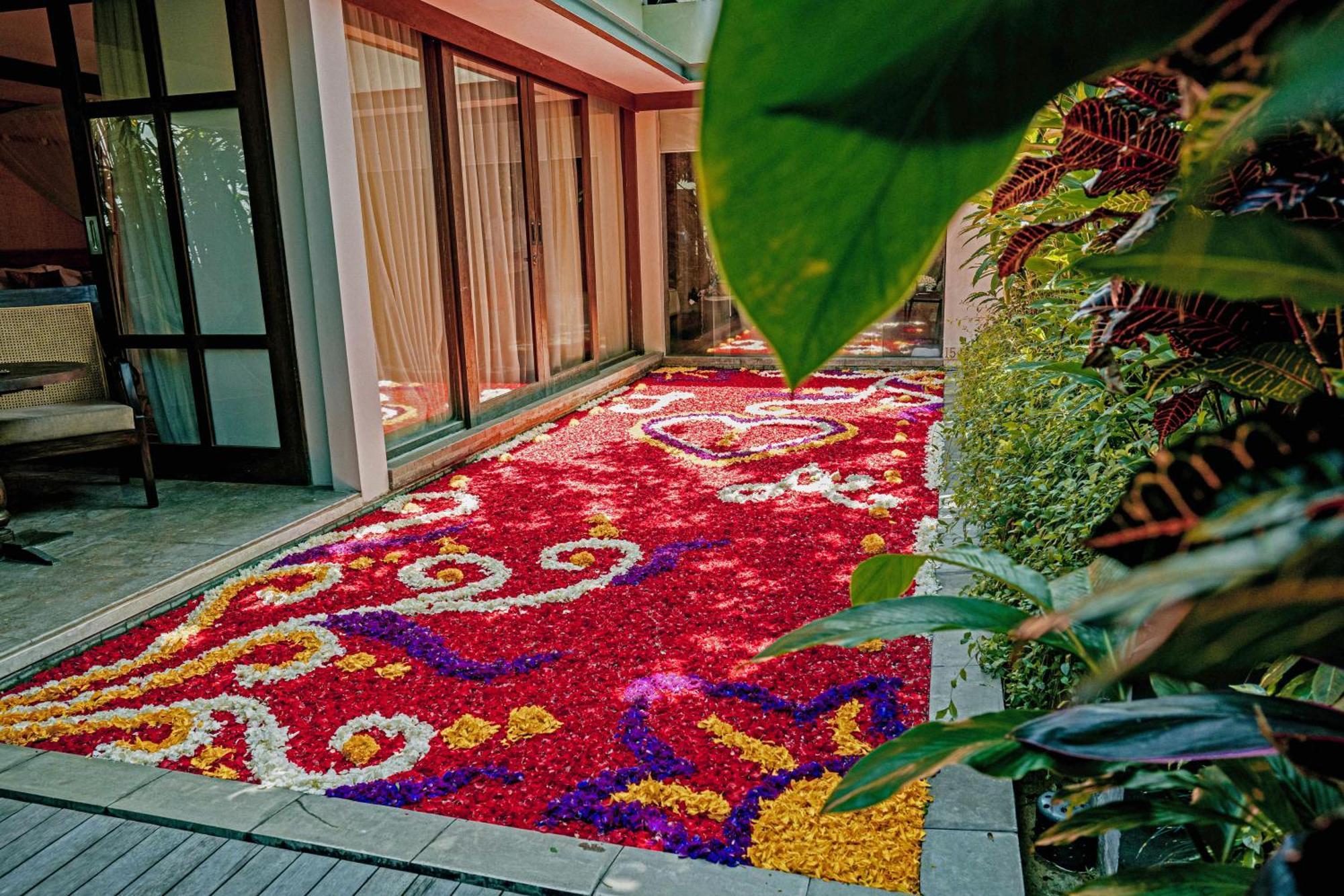 منتجع غويا البوتيكي أوبود المظهر الخارجي الصورة Floral carpet at a house in Kerala